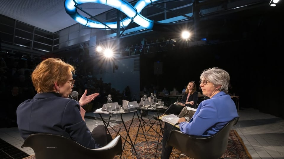 Die SP Bundesratskandidatinnen Eva Herzog und Elisabeth Baume-Schneider am runden Tisch während eines Hearings.