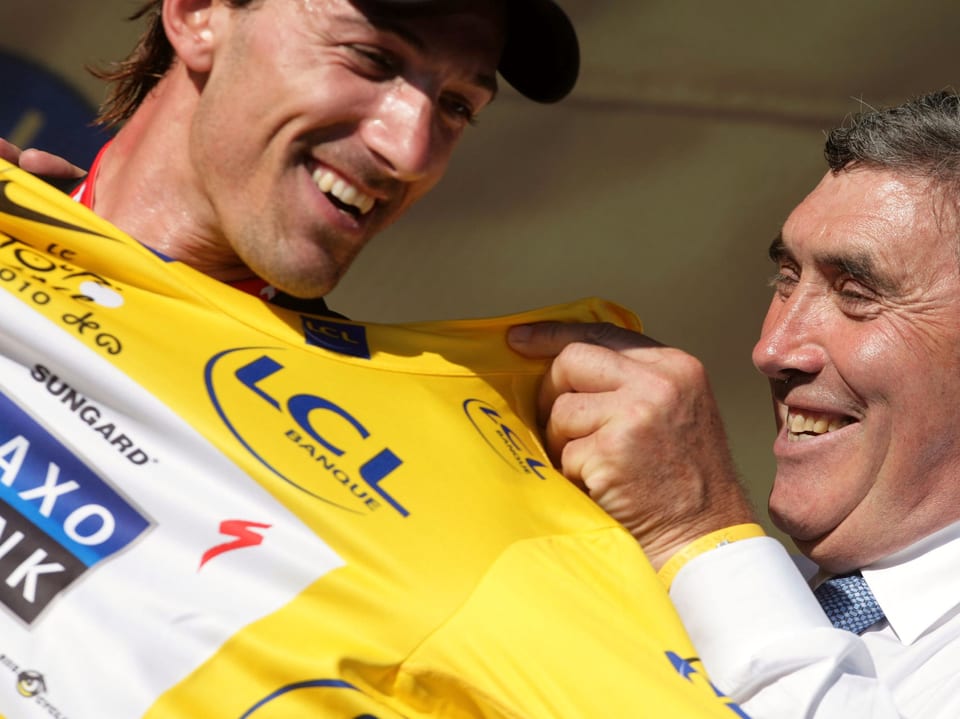 Kennen sich mit dem Gelben Trikot aus Fabian Cancellara (links) und Eddy Merckx mit dem gelben Trikot