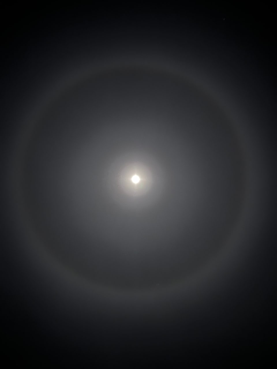 Der Mond mit einem Halo-Ring.