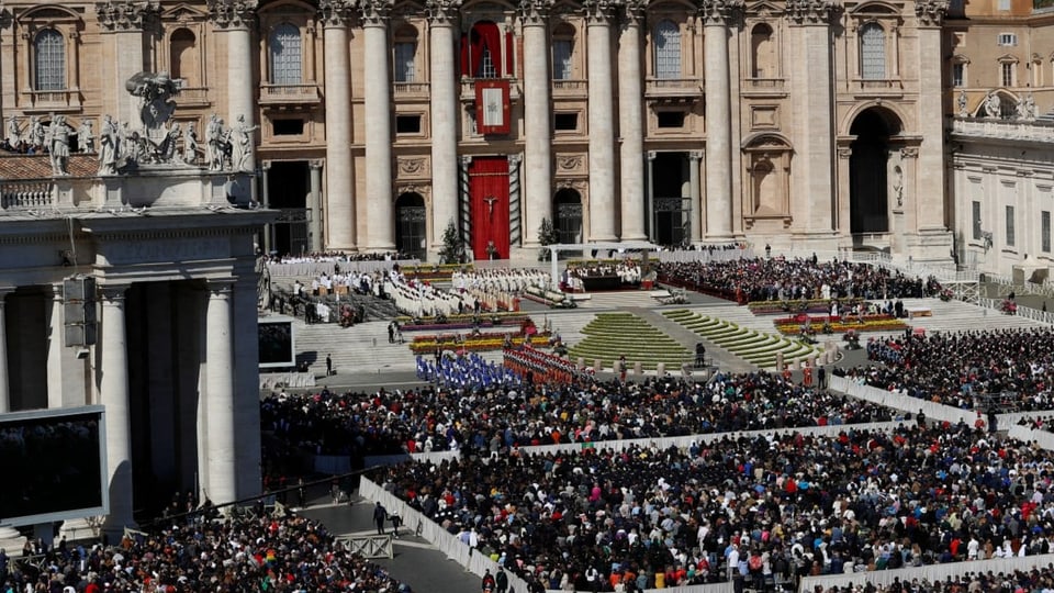 Zehntausende feiern mit dem Papst die Ostermesse. 