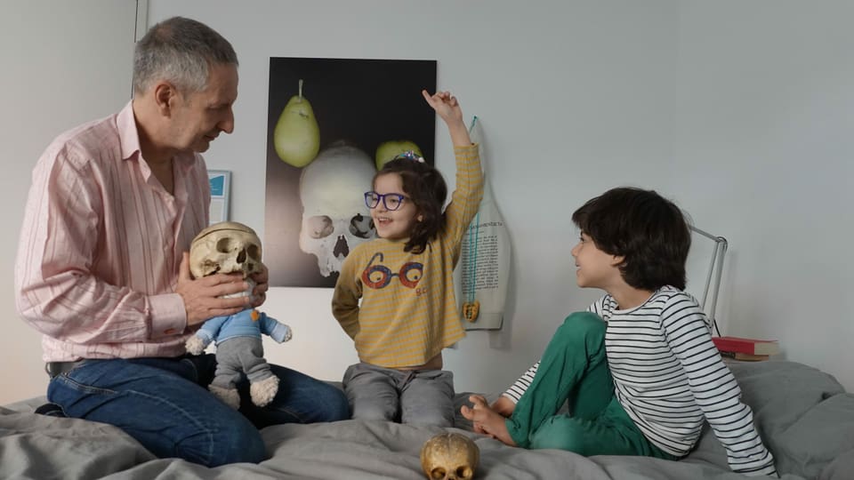 Ein Vater mit zwei Kindern.