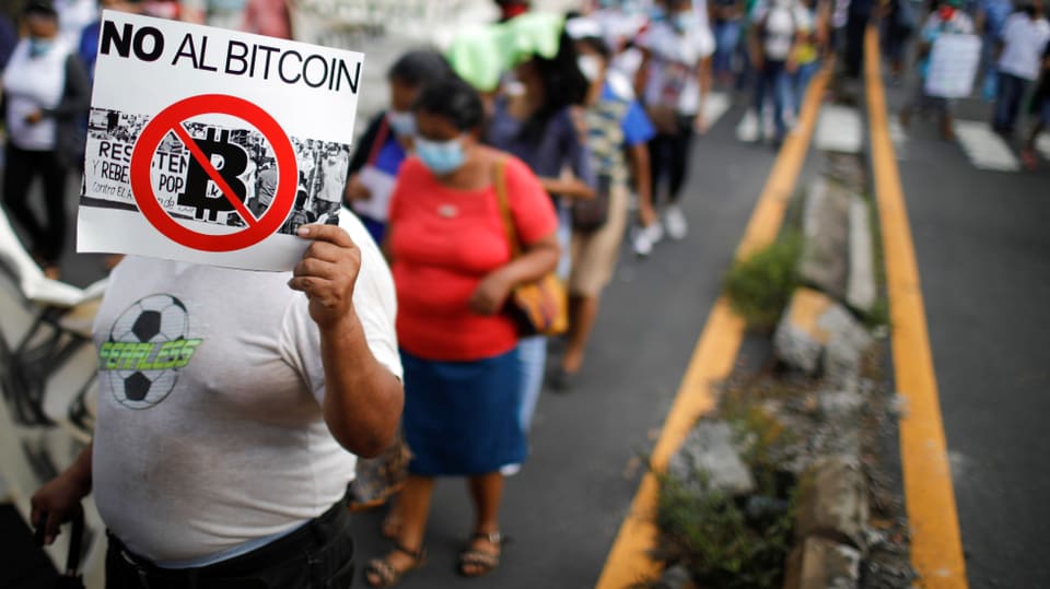 Menschen protestieren gegen die Einführung des Bitcoins