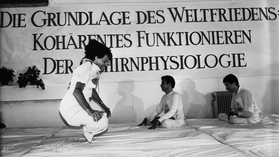 Fliegen oder doch nur Hüpfen? Ein Anhänger des Maharishi im Lotussitz, leicht über einer Matte. Bild einer Veranstaltung im August 1986.