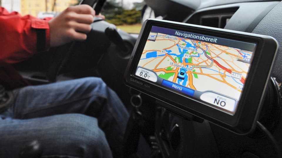 Aufnahme eines Navigationsgerätes in einem Auto.