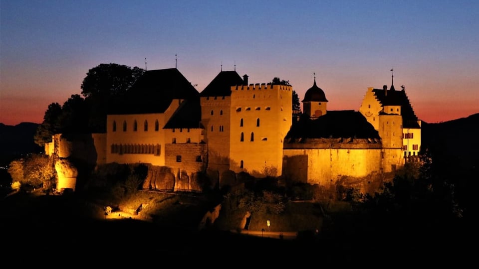 Beleuchtetes Schloss in der Nacht.