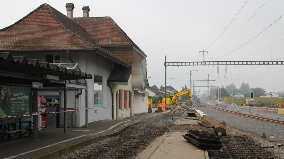 Hier fährt definitiv kein Zug mehr durch: Alter RBS-Bahnhof von Biberist ohne Geleise. 