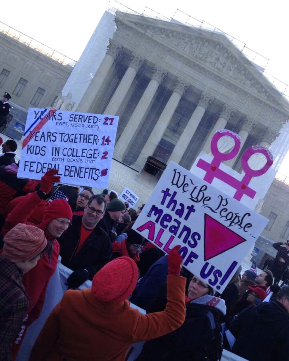 Personen mit Plakaten vor dem Supreme Court