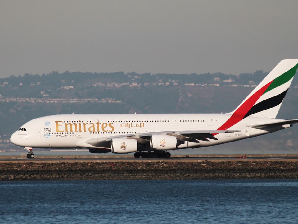Ein Airbus A380 von Emirates bei der Landung in San Francisco