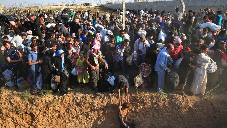 Syrische Flüchtlinge betreten türkischen Boden.
