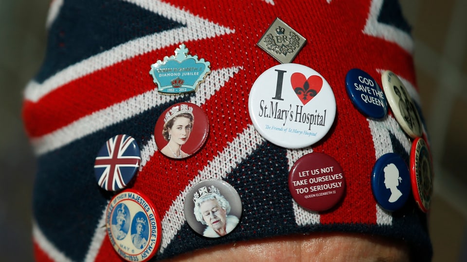 Eine Person trägt eine Kappe mit einem «I love St. Mary's-Hospital»-Button.