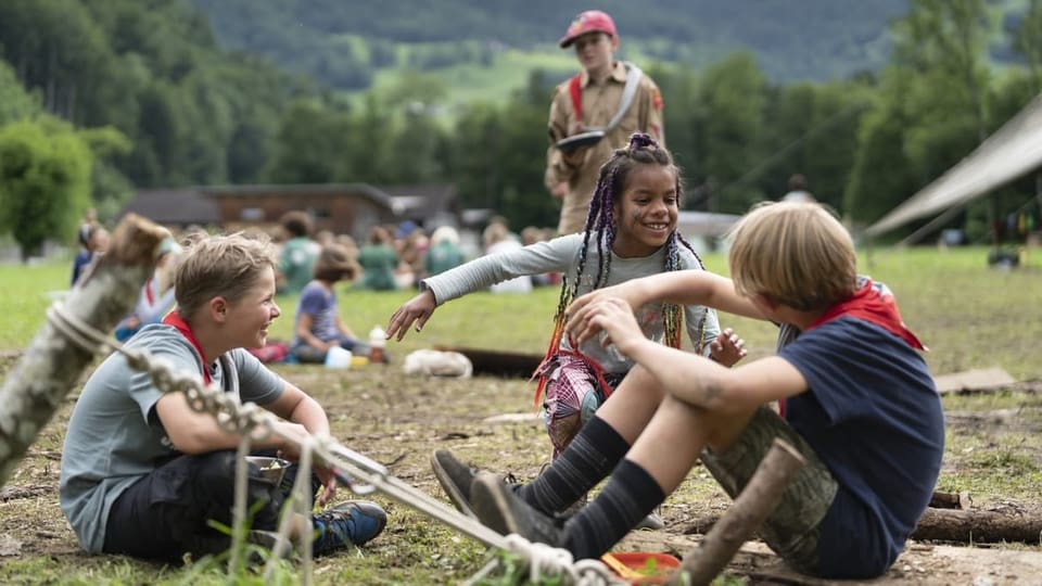 Lachende Mädchen und Buben in Pfadiuniform