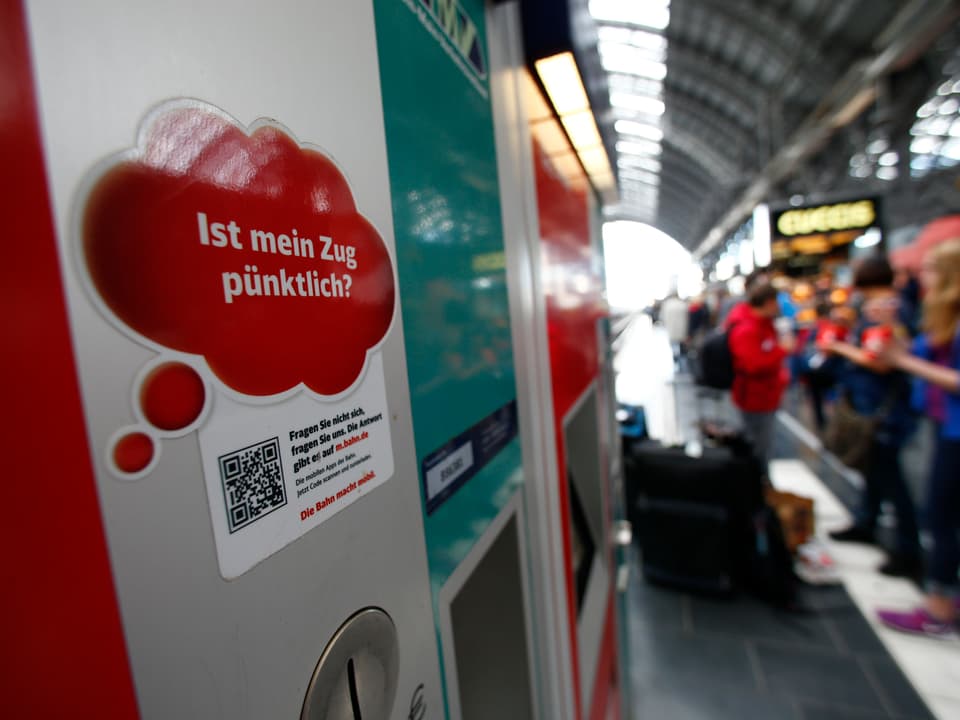 Ein Verkaufsautomat mit der Aufschrift «Ist mein Zug pünktlich» am Hauptbahnhof Frankfurt