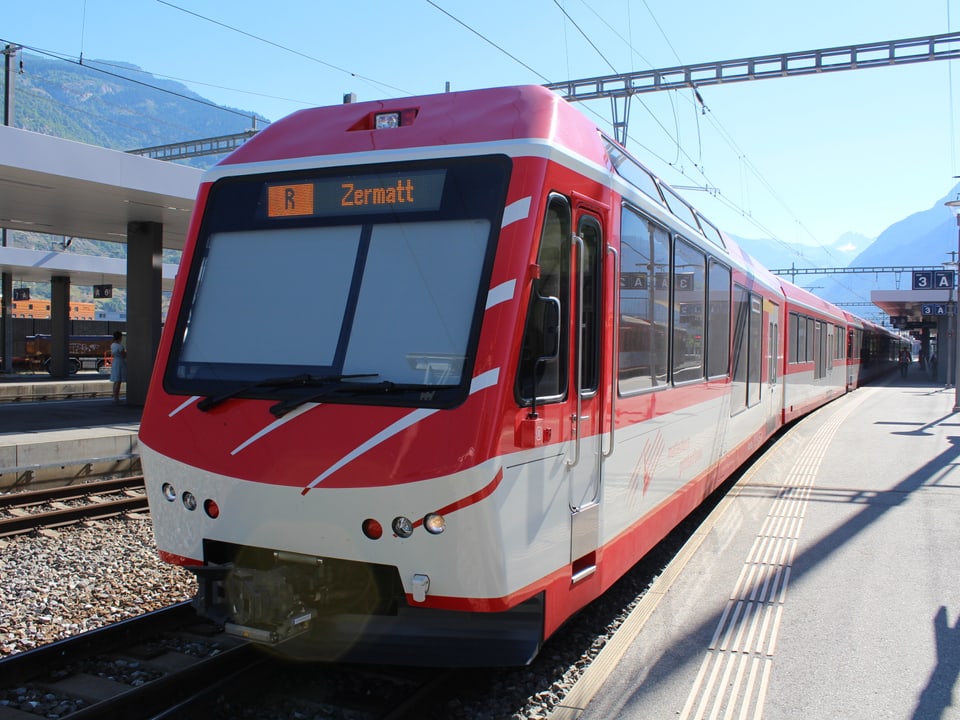 Ein Zug der Matterhorn Gotthard Bahn am Bahnhof von Visp.