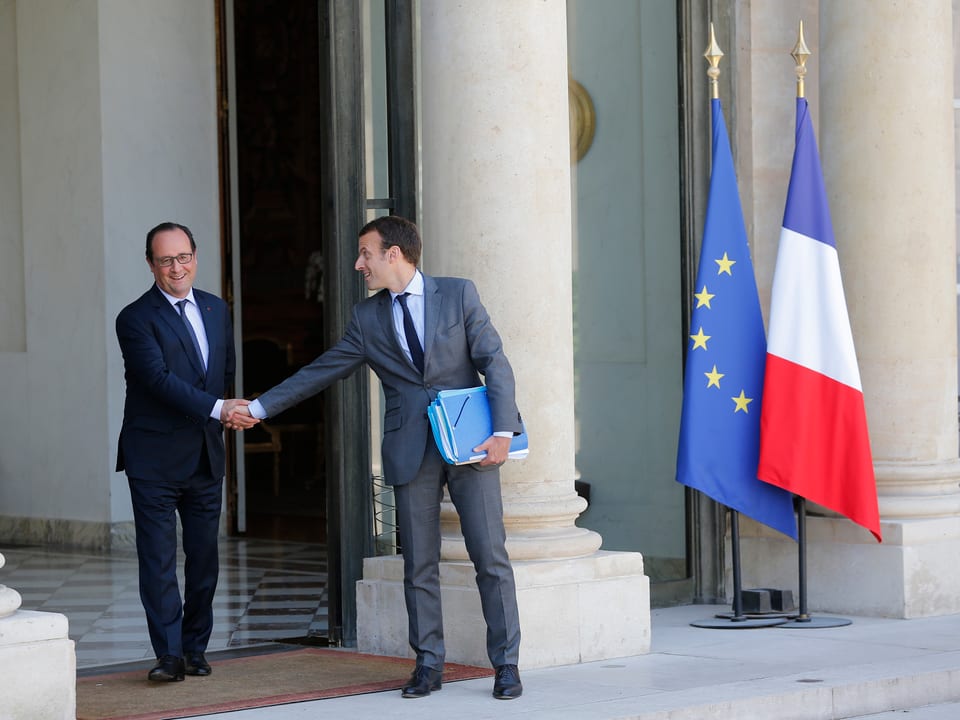 François Hollande und Emmanuel Macron vor dem Präsidentenpalast. 