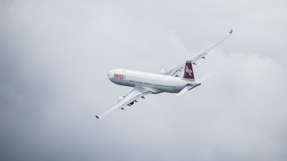Ein Flugzeug von Swiss in der Luft.