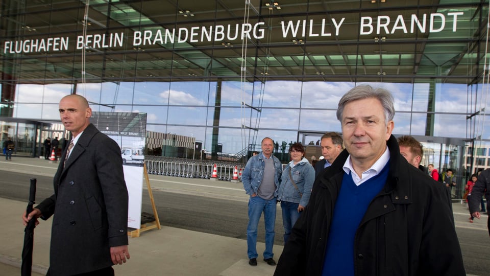 Klaus Wowereit vor einem Gebäude des neuen Berliner Flughafens.