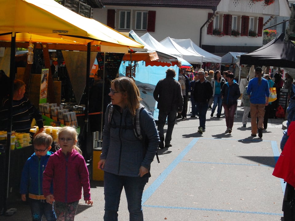 Marktstände und Publikum in Langnau.