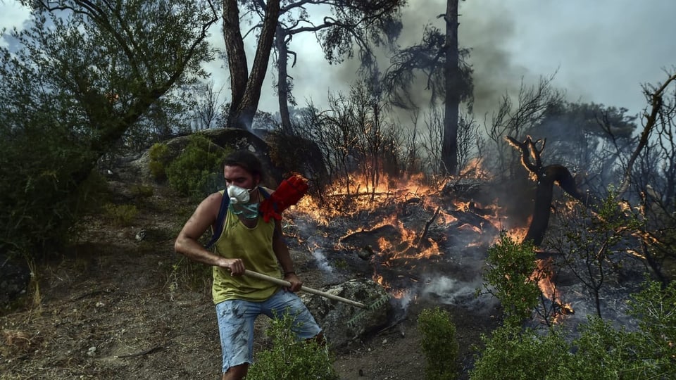 Freiwilliger hilft beim Löschen der Brände mit in Yatagan