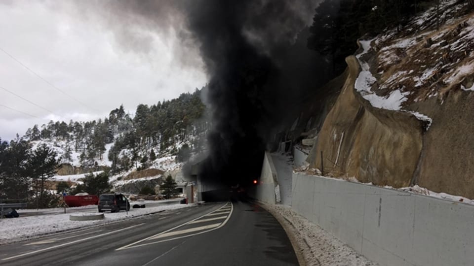 Reisebus am Simplon in Flammen
