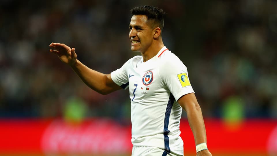 Das Fehlen des amtierenden Südamerikameisters an der kommenden WM ist eine der grösseren Überraschungen. Auf die grösste Fussballbühne gehört natürlich auch ein Alexis Sanchez. Doch der Arsenal-Angreifer und seine «Roja» dürfen nur zuschauen. 