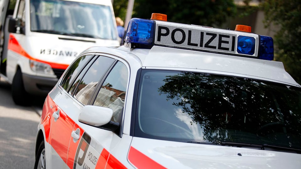 Bild von zwei Einsatzfahrzeugen der Kantonspolizei Solothurn.