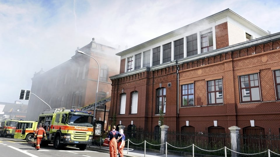 Feuerwehrleute löschen den Brand bei der Roten Fabrik im Mai 2012.