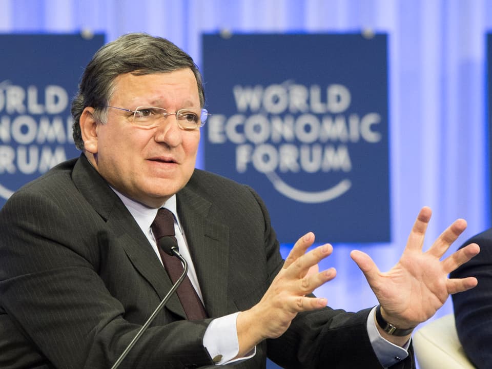 Porträt Barroso, er sitzt an einem Rednerpult.