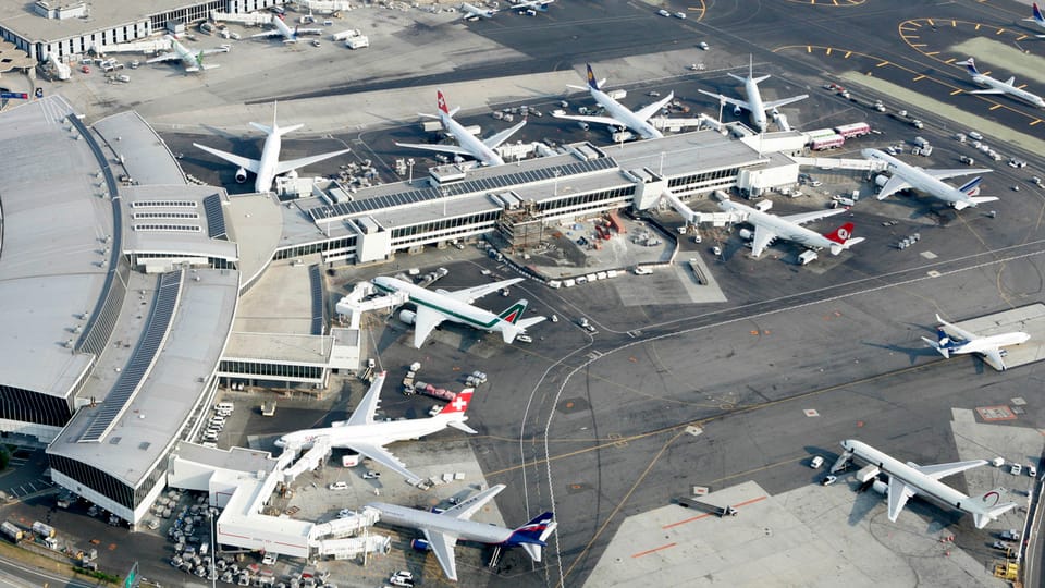 Luftaufnahme eines Gates des Flughafen JFK in New York.