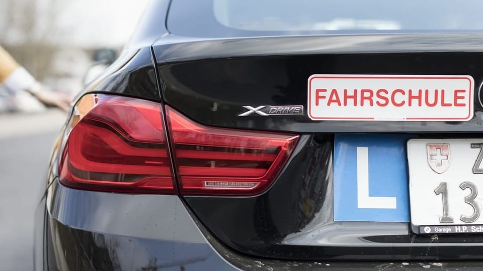 Schneller zum Führerschein? - Darum sind die Fahrlehrer gegen die Pläne des  Bundes - News - SRF