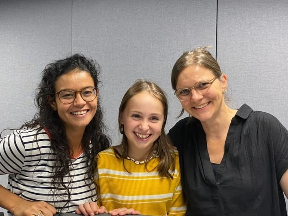 Links steht SRF Kids-Reporterin Julia, in der Mitte Kinderreporterin Paula und rechts Hörspiel-Regisseurin Zita Bernet.
