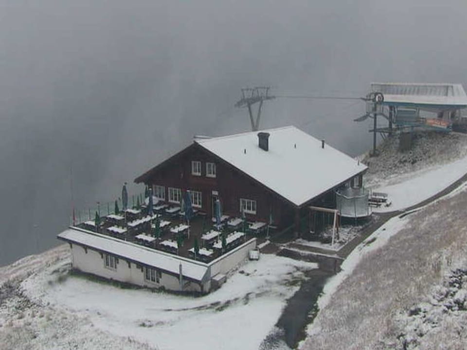 Berghütte mit Bergstation mit wenig Schnee