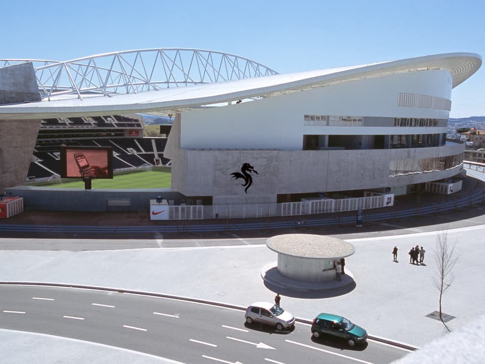 Der Drache als Wappentier des FC Porto und Namensgeber der Arena prangt am Stadioneingang.