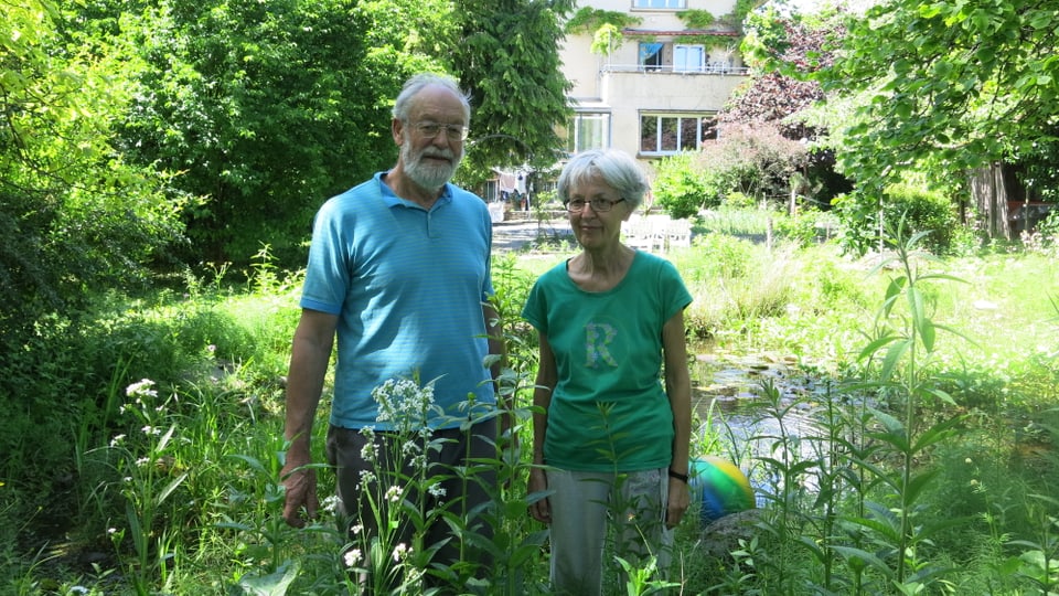 Das Paar in seinem Garten