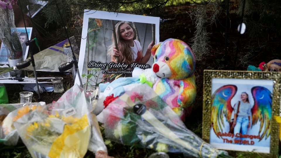 Bilder der damals noch vermissten Gabby, mit Blumen und Teddybären