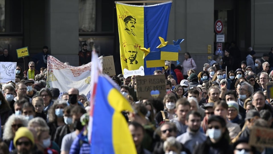 Menschen demonstrieren in Bern für Frieden in der Ukraine.