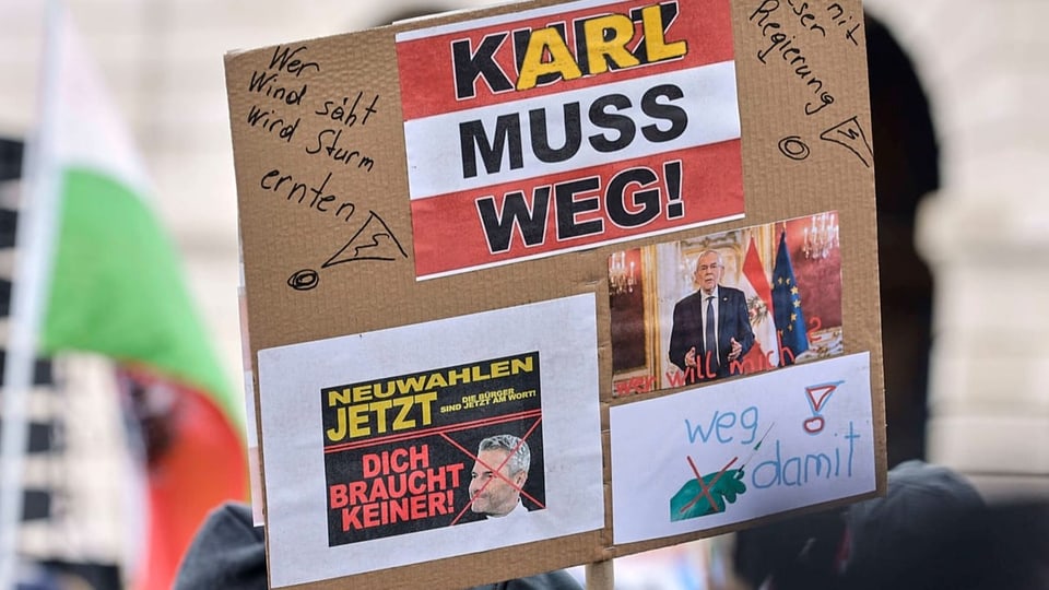 Auf einem Plakat stehen Forderungen von Nehammers Kritikern. 