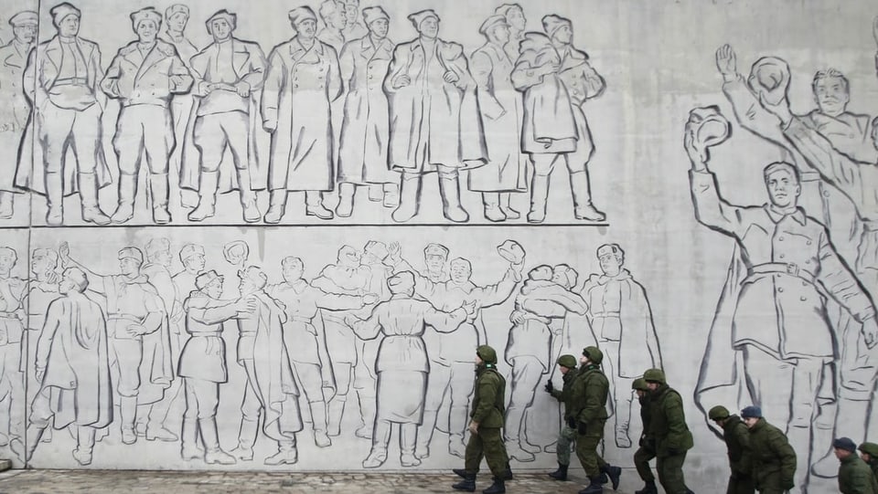 Russische Soldaten patrouillieren beim Denkmal von Stalingrad.
