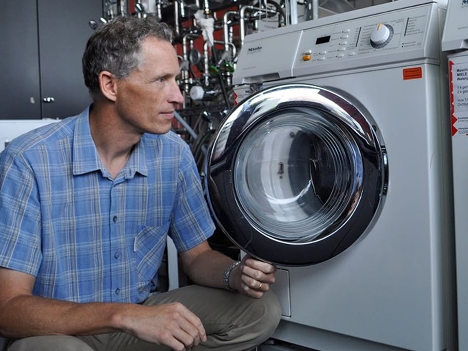 Forscher Bernd Nowack vor einer Waschmaschine
