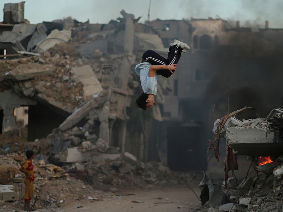 Ein palästinensischer Jugendlicher trainiert Parkour im Osten der Stadt Gaza.