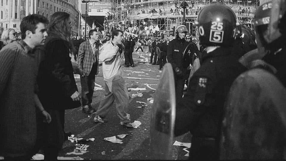 Demonstranten und Polizisten an einer Demonstration