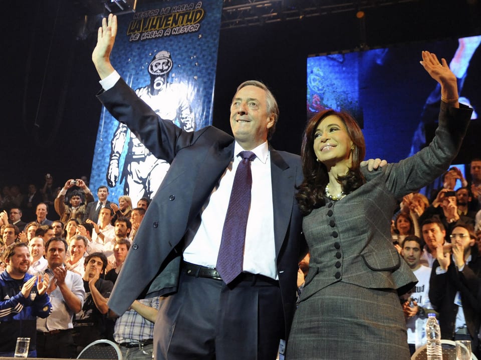 Nestor Kirchner und seine Frau Cristina bei einem Wahlkampfauftritt in die Menge winkend.