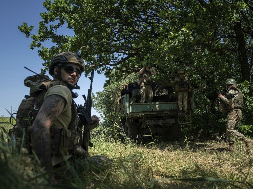 Ukrainische Soldaten halten ihre Stellungen am Stadtrand von Awdijiwka.