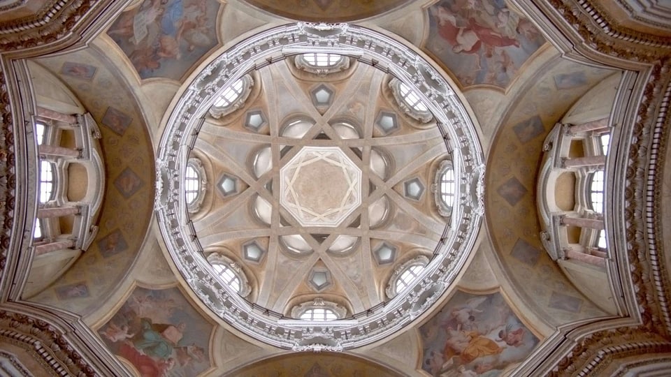 Architekturbilder von unglaublicher Schönheit und Symmetrie tragen zu der starken Bildsprache von «La Sapienzia» bei.
