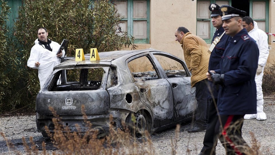 Ein verbranntes Auto im Februar 2014 in Kalabrien.