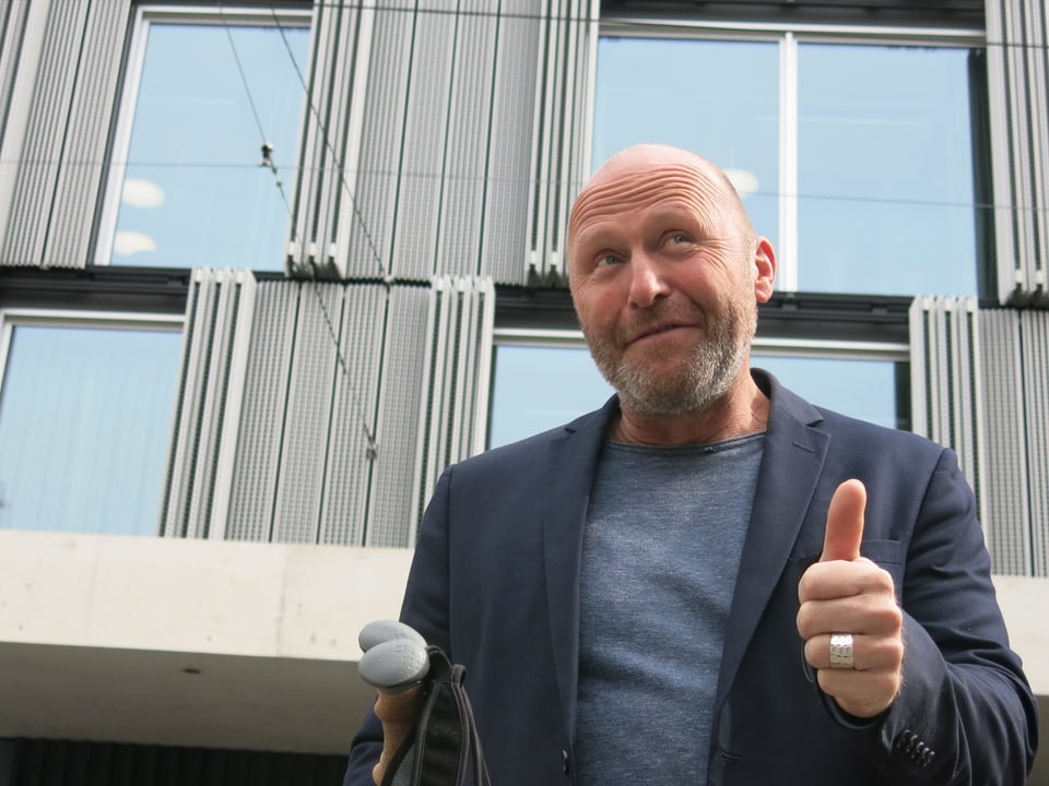 Bruno Zihlmann steht vor dem Meret Oppenheim Bau. 