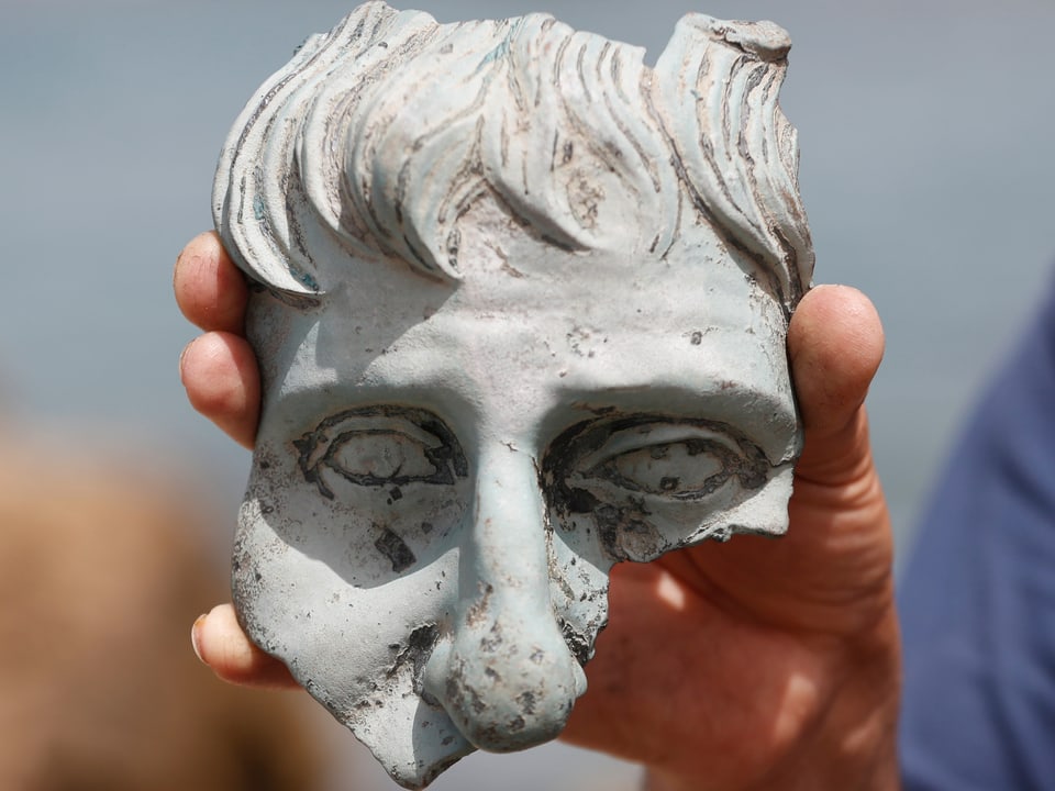 Teil eines männlichen Gesichts von einer der gefundenen Statuen
