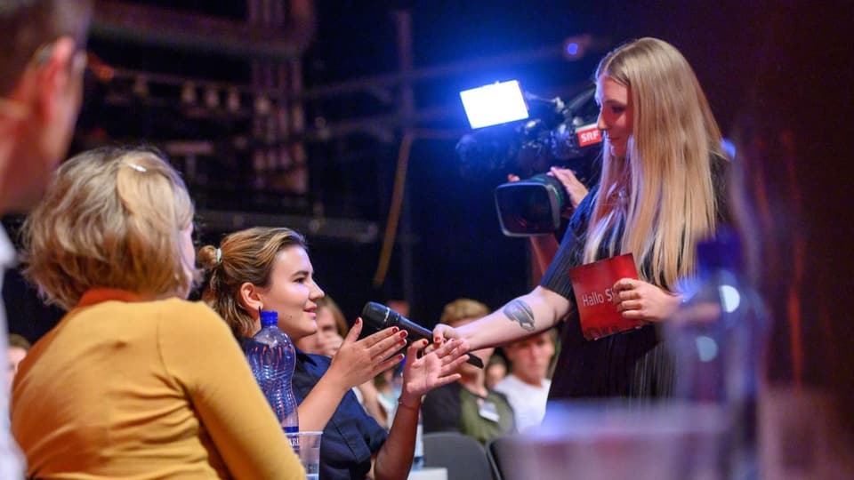 «Hallo SRF! Medienforum» im September 2019: Moderatorin Sarah Christen befragt Jugendliche