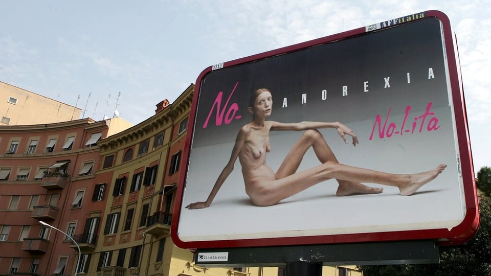 Plakat: Foto einer nackten Frau, Beine ausgestreckt, Arm aufgestützt, extrem dünn. «No. Anorexia»-Schriftzug.