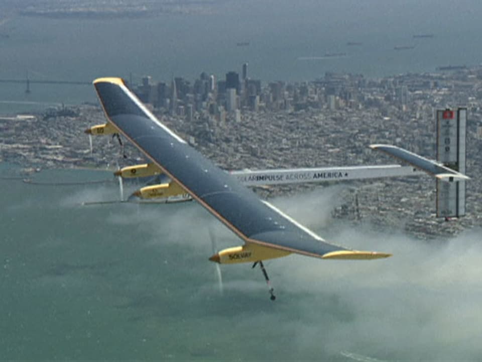 Solarflugzeug über der Stadt San Francisco.