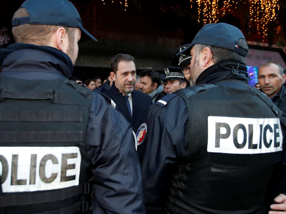 Innenminister Christophe Castaner spricht mit Polizisten auf Patrouille in Paris.